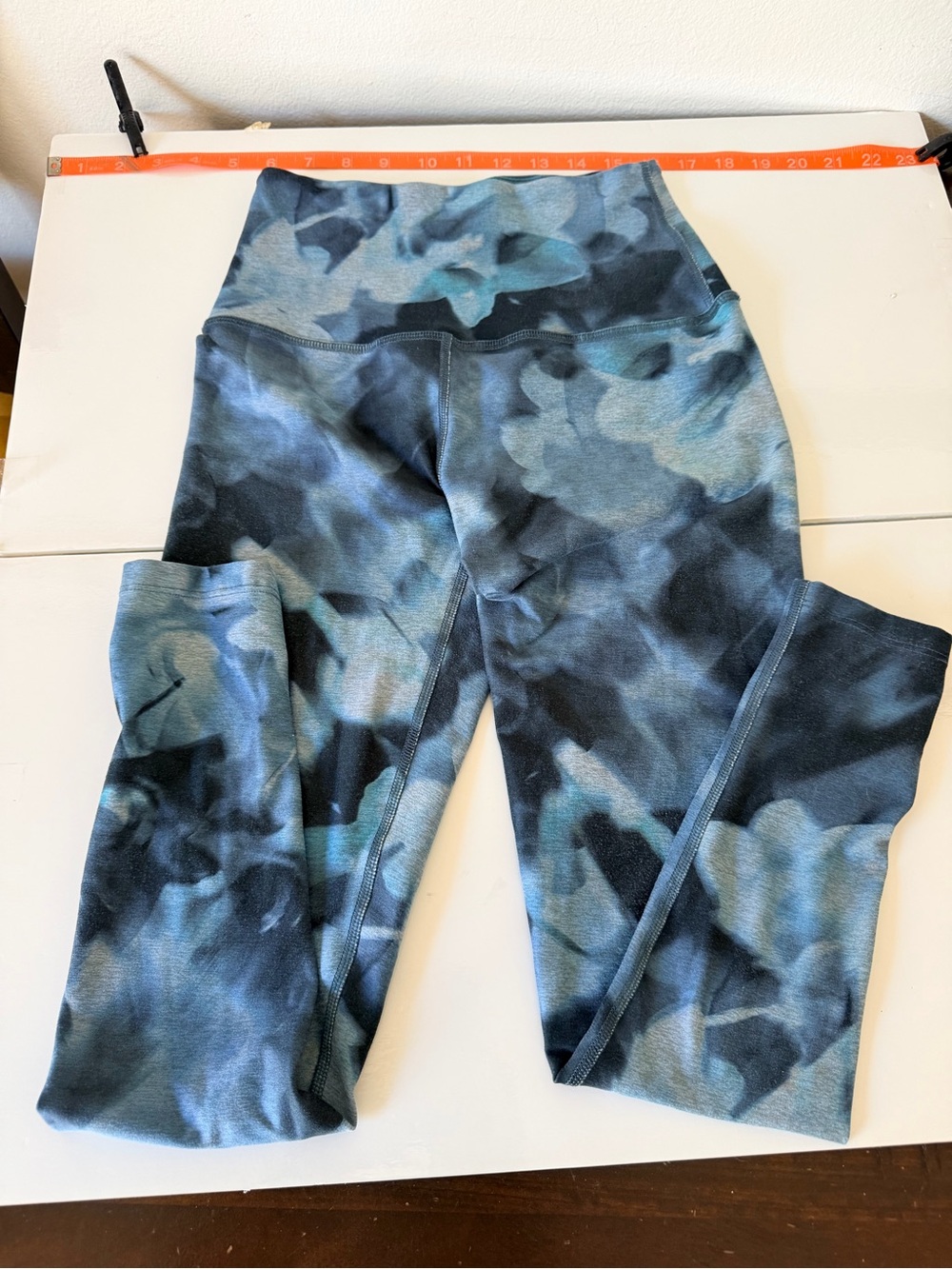 Beyond Yoga Luxe Women's High-Rise tye dye midi Leggings in Blue